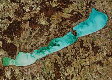2019. február 27-én készült Sentinel-2 műholdfelvétel a Balatonról. A víz mélysége és fizikai-kémiai sajátosságai kék-zöld színárnyalatokkal jelennek meg. A jó felbontásnak köszönhetően láthatóvá válik a víz örvénylésének iránya. Az erdők területe kiválóan lehatárolható, mivel azok az évszaknak megfelelően összefüggő, sötétbarna foltok formájában látszanak a felvételen © contains modified Copernicus Sentinel data (2019), processed by ESA, CC BY-SA 3.0 IGO